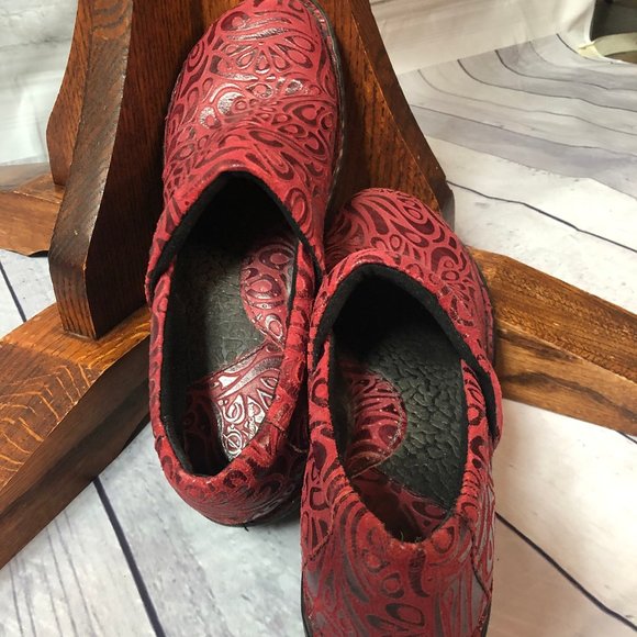 BOC Embossed Red Leather Clogs Size 10M - Picture 7 of 7